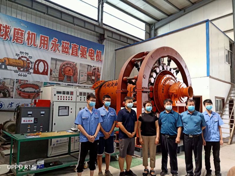 輝縣市王慧敏書記、冀（jì）屯鎮黨委（wěi）趙化錄書記和河南天美传媒在线機電設備有限公司技術團隊合影