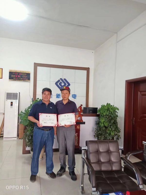 公司（sī）領導和技術總顧問張炳義（yì）教授合影留念