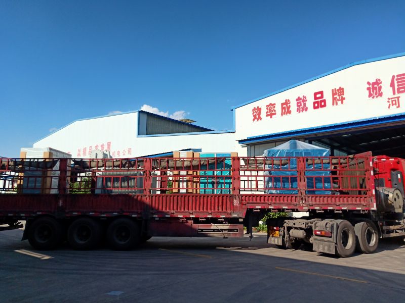 變（biàn）頻（pín）電機、變頻（pín）櫃、變壓器、高壓（yā）開關櫃、低壓開關（guān）櫃、補償櫃，一（yī）套發往鑽井（jǐng）現場