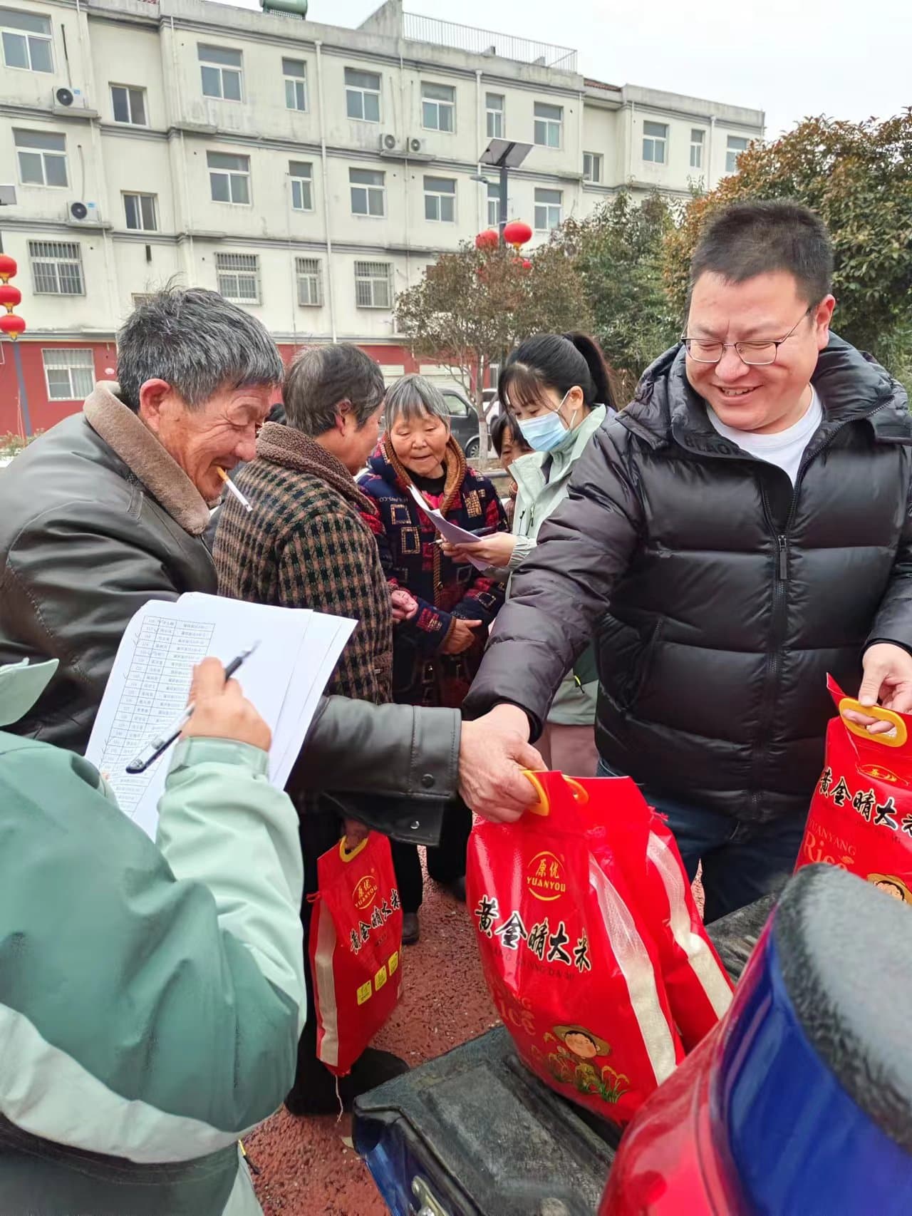 關愛（ài）老人，我們一直在行動，2023年農曆臘月二十，給西北流村的老人 發春節福利（lì）