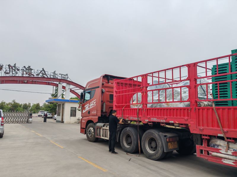 兩台（tái）YQX1000-6/1000KW/660V正（zhèng）壓防爆電機裝（zhuāng）車發貨鑽井（jǐng）現場